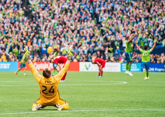 Stefan Frei streckt kniend seine Arme in die Höhe, auf den Rängen jubeln sie ihm zu. Stefan Frei streckt kniend seine Arme in die Höhe, auf den Rängen jubeln sie ihm zu.