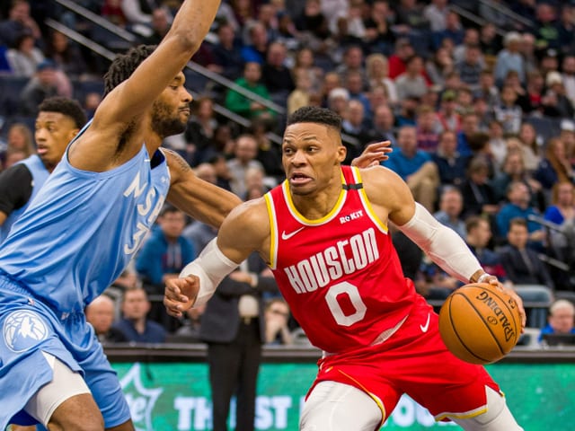 Russell Westbrook, hier im Zweikampf mit Minnesotas Keita Bates-Diop. Russell Westbrook, hier im Zweikampf mit Minnesotas Keita Bates-Diop.