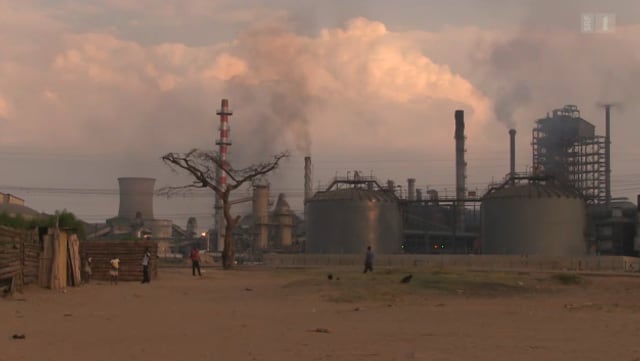 Bereits aus der Ferne sind die Abgase des Kupferwerks in Sambia zu sehen. Bereits aus der Ferne sind die Abgase des Kupferwerks in Sambia zu sehen.