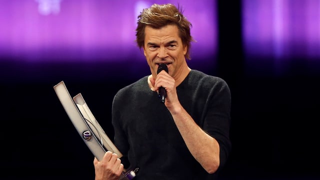 Campino hält mit seiner Echo-Trophäe eine Rede Campino hält mit seiner Echo-Trophäe eine Rede