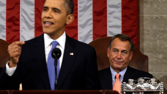 John Boehner sieht skeptisch zu Obama, der eine Rede hält
