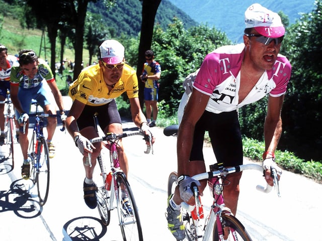 Der eigentliche Telekom-Captain Bjarne Riis (r.) macht an der Tour 1997 für Jan Ullrich Tempo. Der eigentliche Telekom-Captain Bjarne Riis (r.) macht an der Tour 1997 für Jan Ullrich Tempo.