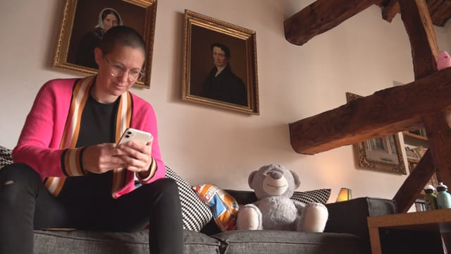Nora Saratz Cazin cun handy Nora Saratz Cazin cun handy