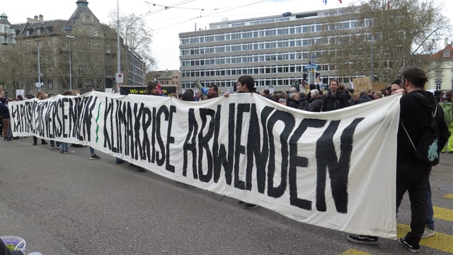 Mehrere Meter langes Transparent auf dem unter anderem steht "Klimakrise abwenden" Mehrere Meter langes Transparent auf dem unter anderem steht "Klimakrise abwenden"
