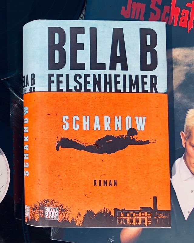 Der Roman «Scharnow» von Bela B. Felsenheimer liegt auf einer Vinyl-Schallplatte Der Roman «Scharnow» von Bela B. Felsenheimer liegt auf einer Vinyl-Schallplatte