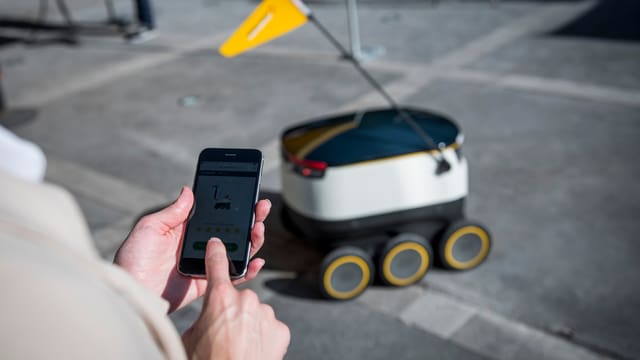 Eine Hand klickt auf einem Smartphone auf ein Produkt, das in der Anzeige erscheint. Eine Hand klickt auf einem Smartphone auf ein Produkt, das in der Anzeige erscheint.