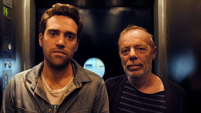 Sohn und Vater im Aufzug. Sohn und Vater im Aufzug.