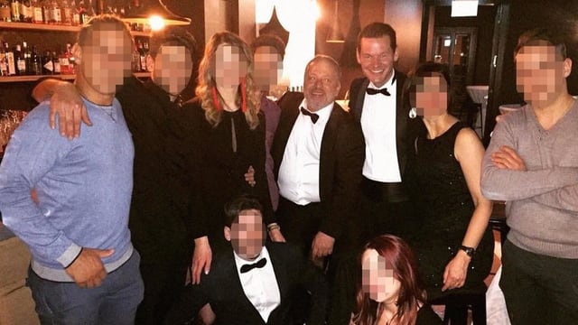 Pierre Maudet an einer Party umgeben von edel gekleideten Personen. Pierre Maudet an einer Party umgeben von edel gekleideten Personen.