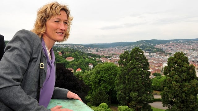 Susanne Hochuli blickt über Suttgart. Susanne Hochuli blickt über Suttgart.
