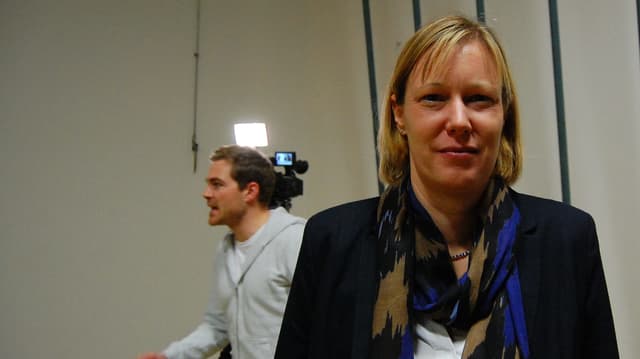 Frau schaut nachdenklich in die Kamera. Frau schaut nachdenklich in die Kamera.