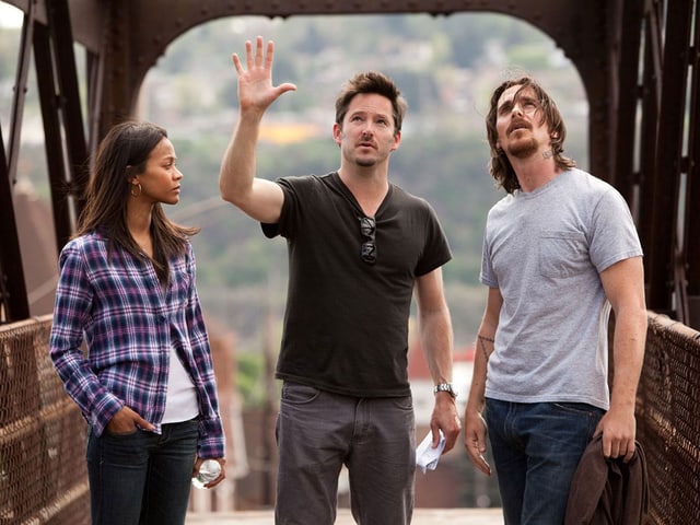 Auf einer Brücke stehen Zoë Saldaña, Scott Cooper und Christian Bale (von links). Auf einer Brücke stehen Zoë Saldaña, Scott Cooper und Christian Bale (von links).