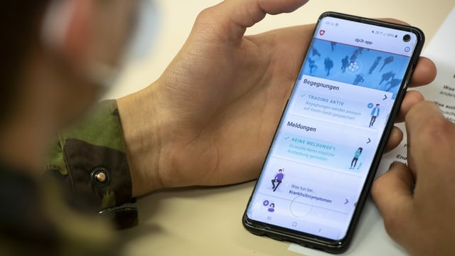 Mann hält Smartphone mit App. Mann hält Smartphone mit App.