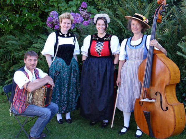 Formation in Trachten. Formation in Trachten.