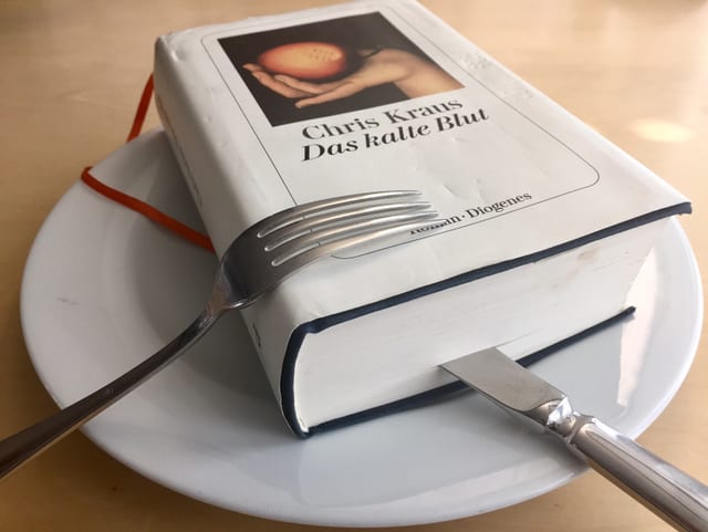 Chris Kraus: «Das kalte Blut» (2017, Diogenes) auf einem Teller Chris Kraus: «Das kalte Blut» (2017, Diogenes) auf einem Teller