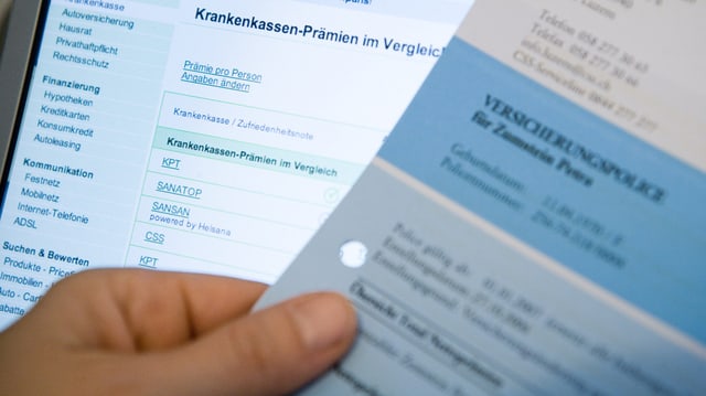 Frau vergleicht Krankenkassenprämien am Computer Frau vergleicht Krankenkassenprämien am Computer