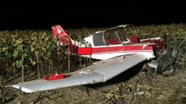 Zerstörtes Kleinflugzeug auf einem Feld Zerstörtes Kleinflugzeug auf einem Feld