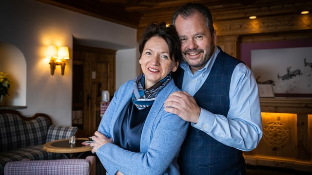 eine Frau und ein Mann mittleren Alters, die sich umarmen eine Frau und ein Mann mittleren Alters, die sich umarmen