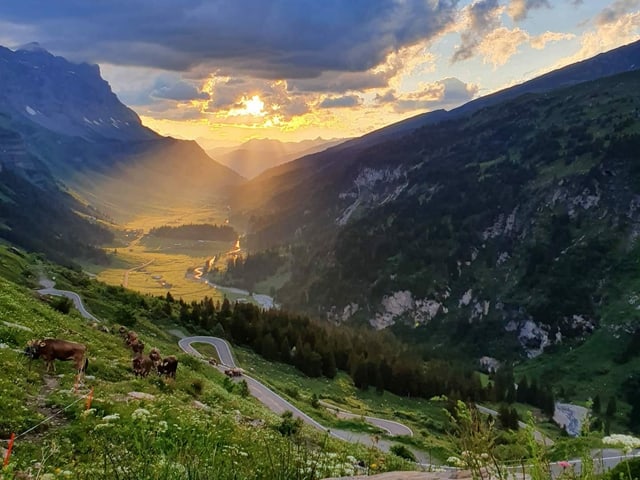 Sonne Hinter Wolken, im Vordergrund Passstrasse Sonne Hinter Wolken, im Vordergrund Passstrasse