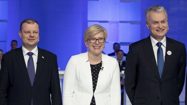 Zwei Männer und eine Frau in der Mitte lachen in die Kameras. Zwei Männer und eine Frau in der Mitte lachen in die Kameras.