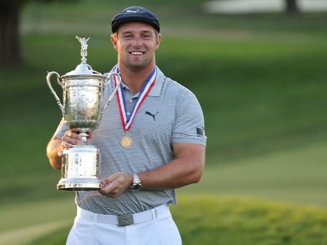 Bryson DeChambeau mit der US-Open-Siegertrophäe Bryson DeChambeau mit der US-Open-Siegertrophäe
