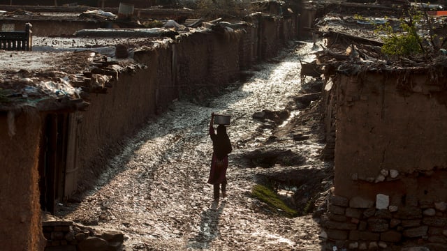 Mädchen trägt Wasser in Slum Mädchen trägt Wasser in Slum