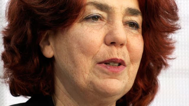 Irina Liebmann mit dunkelroten Haaren und schwarzem Blazer. Irina Liebmann mit dunkelroten Haaren und schwarzem Blazer.