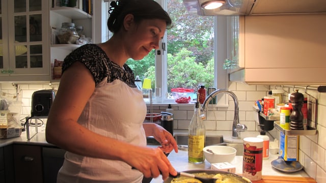 Daniela in der Küche. Daniela in der Küche.