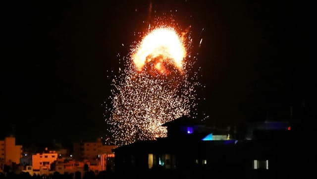 Gaza-Stadt: Rauch und Flammen über einem Gebäude während des israelischen Luftangriffs. Gaza-Stadt: Rauch und Flammen über einem Gebäude während des israelischen Luftangriffs.