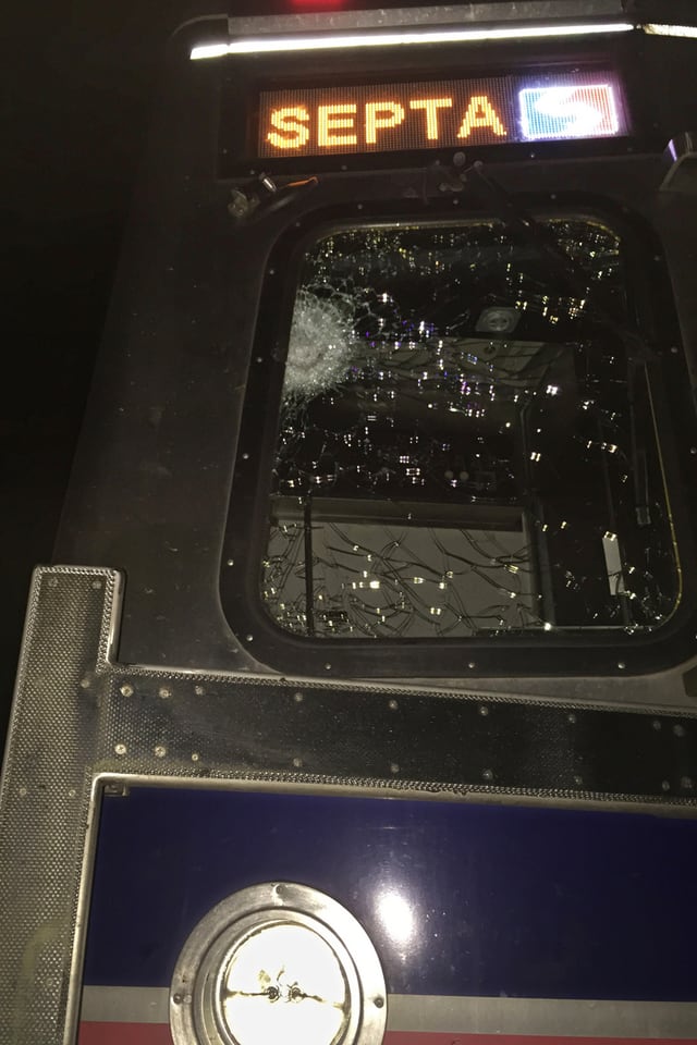 Eine Scheibe einer Lok mit einer zerborstenen Partie. Eine Scheibe einer Lok mit einer zerborstenen Partie.
