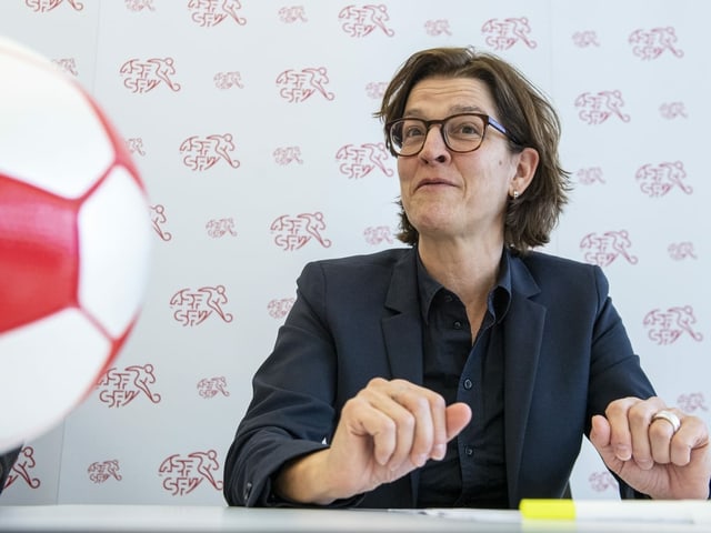 Tatjana Haenni gibt auf einem Podium Auskunft. Tatjana Haenni gibt auf einem Podium Auskunft.