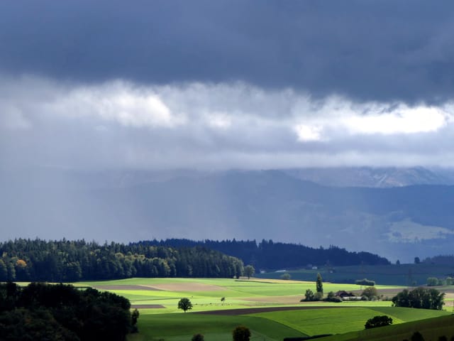 Durch die Lücken in den Regenwolken dringt Sonnenlicht hindurch. Durch die Lücken in den Regenwolken dringt Sonnenlicht hindurch.
