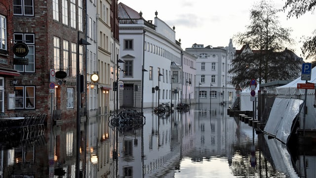 Hochwasser der Trave steht nach der Sturmflut an der Ostsee in Lübeck (Schleswig-Holstein) in der Innenstadt. (keystone) Hochwasser der Trave steht nach der Sturmflut an der Ostsee in Lübeck (Schleswig-Holstein) in der Innenstadt. (keystone)