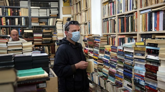 Mann in Buchladen in Griechenland. Mann in Buchladen in Griechenland.