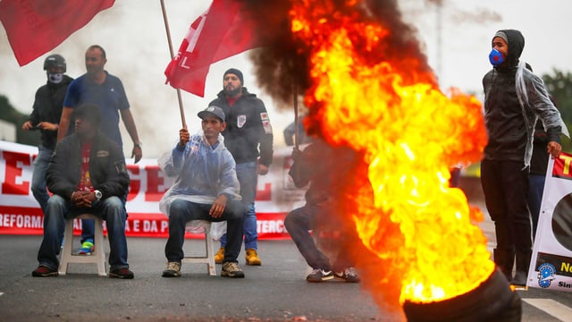 Demonstranten neben Strassenbarrikaden Demonstranten neben Strassenbarrikaden
