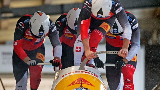 Schweizer Bobteam beim Anschieben Schweizer Bobteam beim Anschieben