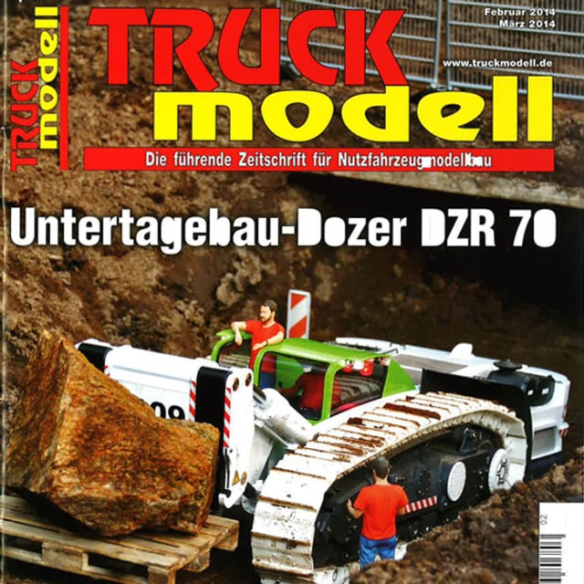 Cover der Zeitschrift Truck Modell. Ein Miniaturbagger auf einem Erdhaufen. Cover der Zeitschrift Truck Modell. Ein Miniaturbagger auf einem Erdhaufen.