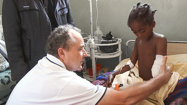 Jörg Peltzer mit der kleinen Rehima im Spital von Jimma Jörg Peltzer mit der kleinen Rehima im Spital von Jimma