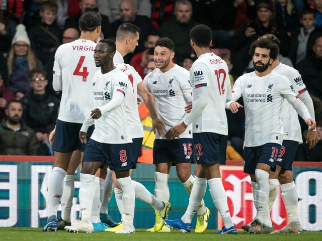 Alex Oxlade-Chamberlain (Mitte) freut sich mit seinen Teamkollegen. Alex Oxlade-Chamberlain (Mitte) freut sich mit seinen Teamkollegen.