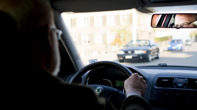Älterer Herr fährt Auto. Älterer Herr fährt Auto.