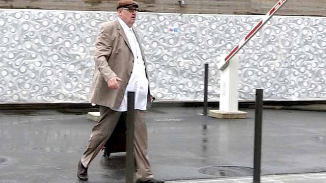 Dieter Behring auf dem Weg ins Bundesstrafgericht zieht einen Rollkoffer Dieter Behring auf dem Weg ins Bundesstrafgericht zieht einen Rollkoffer