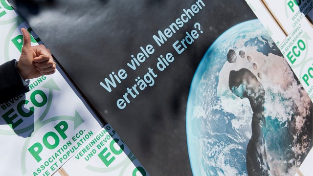 Plakat für die Ecopop-Initiative, über die im November abgestimmt wird. Plakat für die Ecopop-Initiative, über die im November abgestimmt wird.
