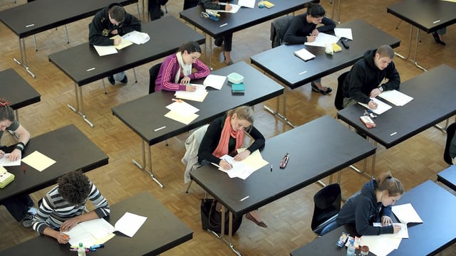Maturanden während der schriftlichen Prüfung Maturanden während der schriftlichen Prüfung