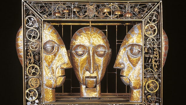 Ein Kunstwerk aus drei goldenen Köpfen. Ein Kunstwerk aus drei goldenen Köpfen.
