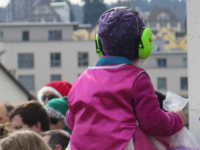 Kind mit Gehörschutz