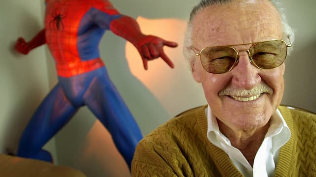 Stan Lee mit Spider-Man-Figur Stan Lee mit Spider-Man-Figur