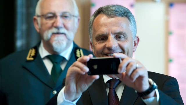 Bundesrat Didier Burkhalter fotografiert mit einem iPhone. Bundesrat Didier Burkhalter fotografiert mit einem iPhone.