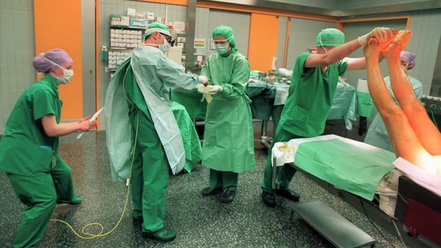 Ärzte bei einer Operation Ärzte bei einer Operation