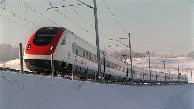 ICE-Neigezug im Schnee ICE-Neigezug im Schnee