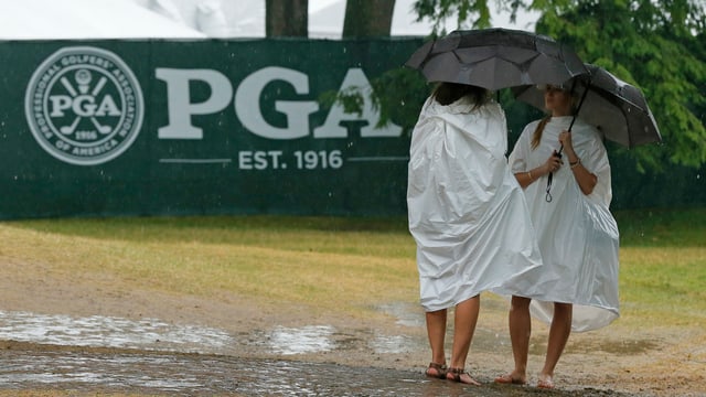 Zwei Zuschauerinnen schützen sich auf dem Golf-Course vor dem Regen. Zwei Zuschauerinnen schützen sich auf dem Golf-Course vor dem Regen.