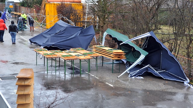 In der Nordwestschweiz wurden schon am Sonntagmorgen Zelte umgeblasen. In der Nordwestschweiz wurden schon am Sonntagmorgen Zelte umgeblasen.